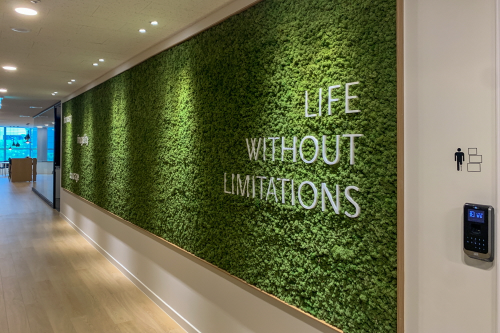 Moss walls interiors trend biophilic newest office wall inhabitat design long